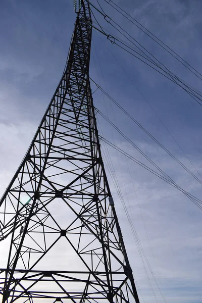 Gökyüzünde elektrik döşeme.