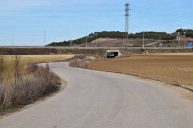 Çayır ile dağlık manzara.