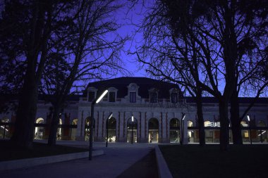 Gece boyunca eski tren istasyonu.