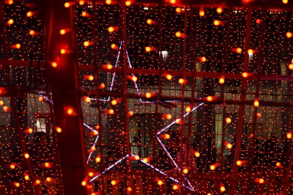 广场上灯火通明的圣诞舞会和圣诞灯 — 图库照片