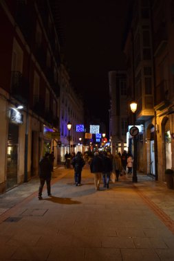 Bir meydanda ışıklı noel topu ve noel ışıkları.