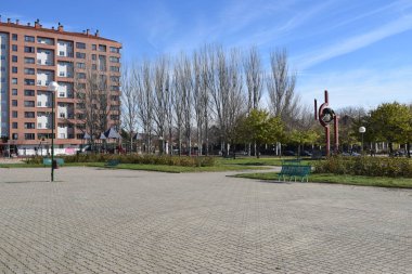 Güneşli bir günde parklar ve meydanlar.