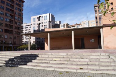 Gökdelenlerin önündeki merdivenler.