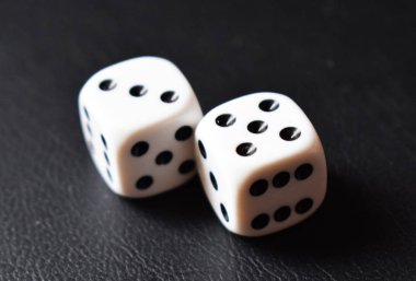 Siyah arka plan üzerinde zar çifti.