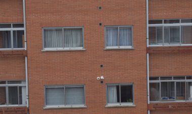 Bir tuğla binanın ön cephesi.