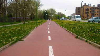 Bahçeler arasında bisiklet yolu.