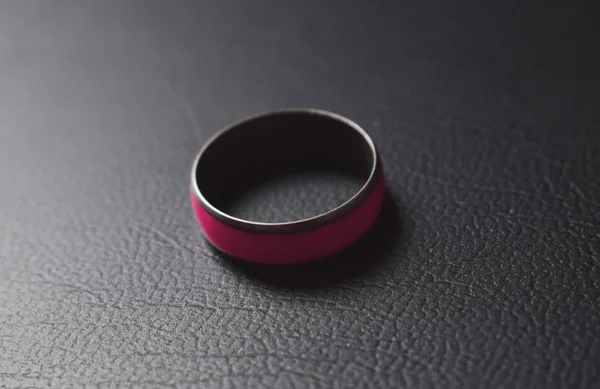 Bague Rouge Sur Fond Noir — Photo