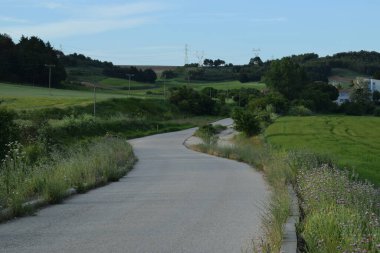 İlkbaharda tarlalarda kırsal yollar.