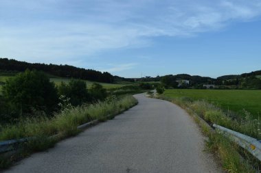 İlkbaharda tarlalarda kırsal yollar.