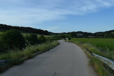 İlkbaharda tarlalarda kırsal yollar.