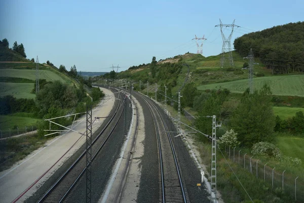Tågspår Som Löper Genom Ett Vårlandskap — Stockfoto