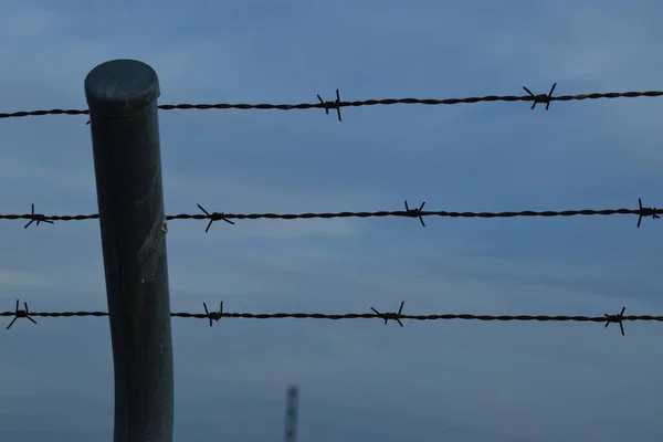 나라의 국경을 가로지르는 철조망 — 스톡 사진