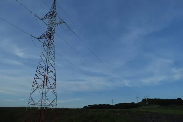 Stromleitungen Und Außenmast — Stockfoto