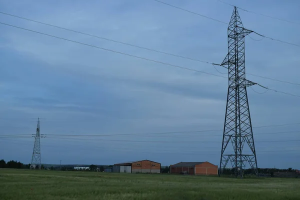 Stromleitungen Und Außenmast — Stockfoto