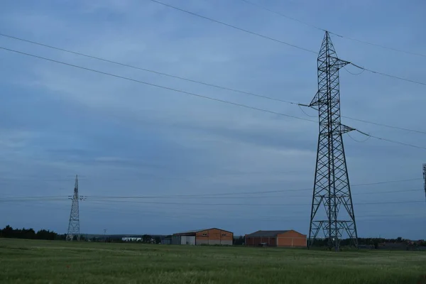 Stromleitungen Und Außenmast — Stockfoto