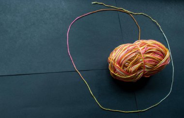 Siyah arka planda kırmızı, turuncu ve sarı yün..