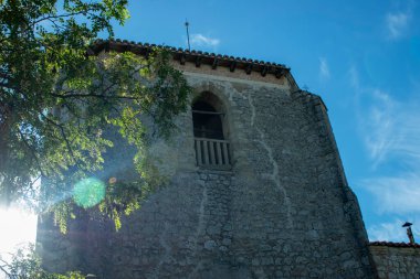 Kilisenin çan kulesinin üst kısmında..