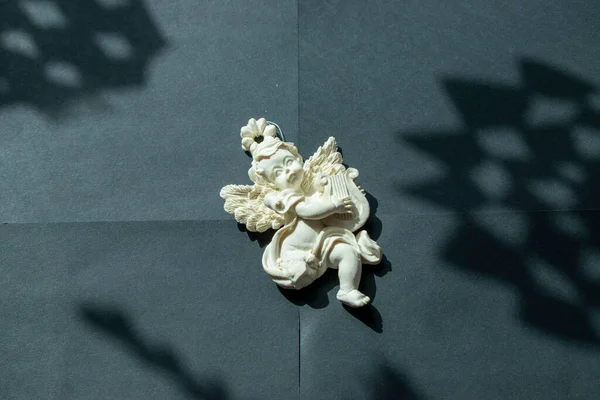 Figura Anjo Sobre Fundo Preto — Fotografia de Stock