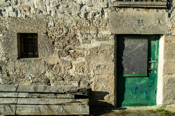 Кам Яна Стіна Старими Дверима Вікнами — стокове фото
