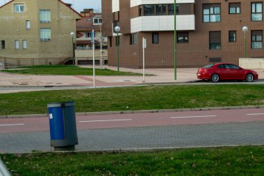 Bulutlu bir günde sonbaharda sokaklar.