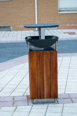 Sokaktaki çöp tenekesi.