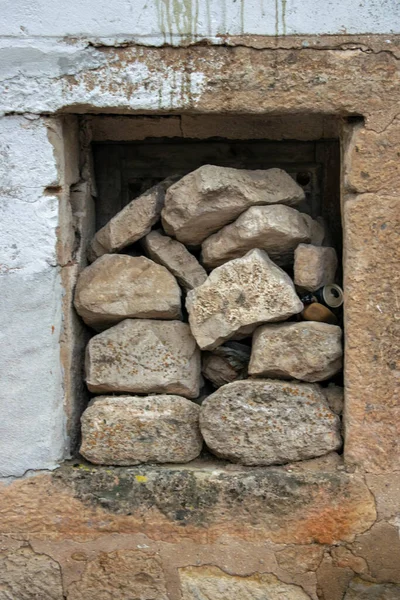 Altes Hausfenster Mit Steinen Zugemauert — Stockfoto