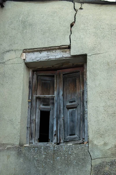 石垣の上の古民家の窓 — ストック写真