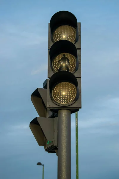 日落时道路上的红绿灯 — 图库照片