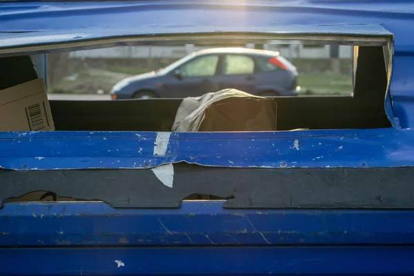 Zaparkowany Samochód Widziany Niebieskiego Kontenera — Zdjęcie stockowe