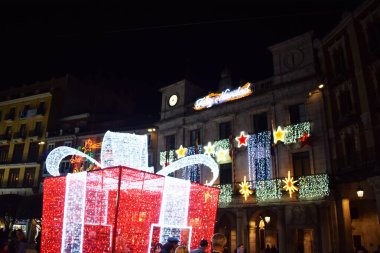 Geceleyin hediye şeklinde Noel ışıkları..