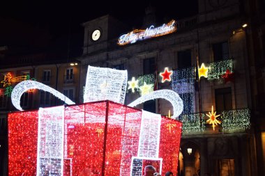 Geceleyin hediye şeklinde Noel ışıkları..