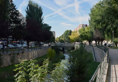 Şehrin içinden geçen bir nehrin akışı.