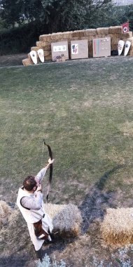 Archer hedefe ateş ediyor..