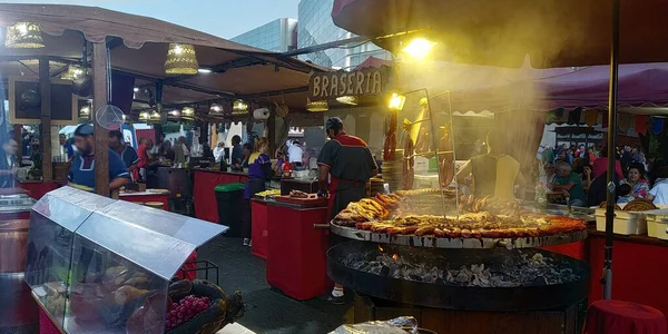 Grillen Auf Der Straße Während Einer Party — Stockfoto