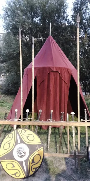 Ortaçağ Tarzı Kırmızı Kamp Çadırları — Stok fotoğraf