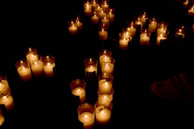 Geceleri sokakta mumlar yanar..