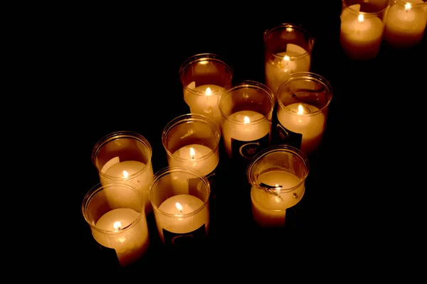 Κεριά Φωτισμένα Στο Δρόμο Νύχτα — Φωτογραφία Αρχείου