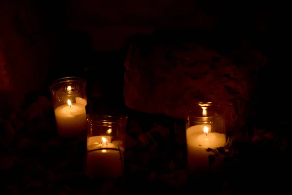 Свечи Зажигают Улице Ночью — стоковое фото