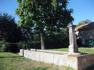 Bir kasabanın çeşmesi ve havzası..