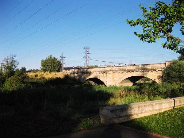 Antike Steinbrücke Über Einen Fluss — Stockfoto