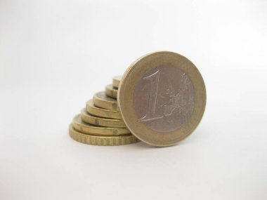 Beyaz arkaplanda avro sikkeleri.