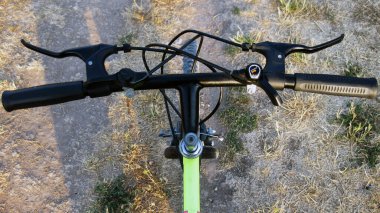 Dağ bisikleti gidonu sahada.