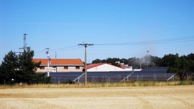 Bir köyün güneş panelleri.