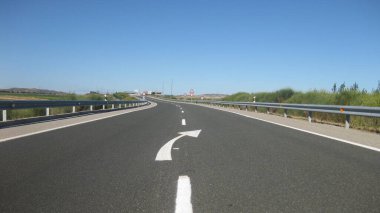 Sonbaharda bir arazide yollar.