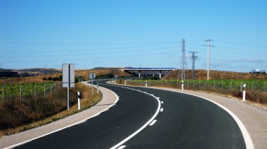 Sonbaharda bir arazide yollar.