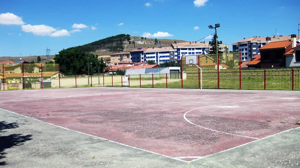 Баскетбольная Площадка Через Дорогу — стоковое фото