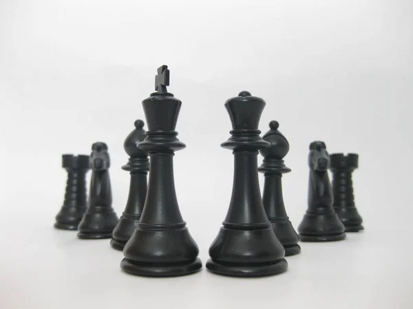 Schwarze Schachfiguren Auf Weißem Hintergrund — Stockfoto