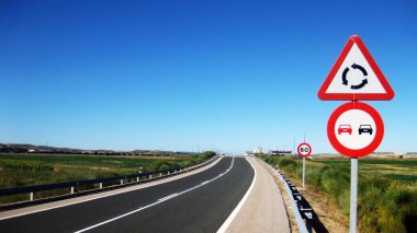 Sonbaharda bir arazide yollar.