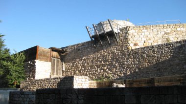 Harabeler: Duvarlar ve Kaleler.