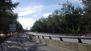 Otoyol bir viraj etrafında dönüyor.